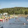 Viele Menschen verbringen den Sonntag 11.08.24 draußen im Freien am Wasser wie hier an der Mainlände in Eibelstadt.