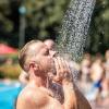 Viele Menschen verbringen den Sonntag 11.08.24 draussen im Freien am Wasser wie hier im Dallenbergbad in Würzburg.