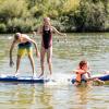 Viele Menschen verbringen den Sonntag 11.08.24 draußen im Freien am Wasser wie hier am Erlabrunner See.