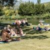 Viele Menschen verbringen den Sonntag 11.08.24 draußen im Freien am Wasser wie hier am Erlabrunner See.