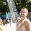 Viele Menschen verbringen den Sonntag 11.08.24 draussen im Freien am Wasser wie hier im Dallenbergbad in Würzburg.