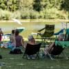 Viele Menschen verbringen den Sonntag 11.08.24 draußen im Freien am Wasser wie hier am Erlabrunner See.