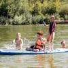Viele Menschen verbringen den Sonntag 11.08.24 draußen im Freien am Wasser wie hier am Erlabrunner See.