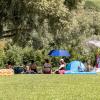 Viele Menschen verbringen den Sonntag 11.08.24 draußen im Freien am Wasser wie hier am Erlabrunner See.