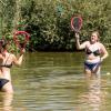 Viele Menschen verbringen den Sonntag 11.08.24 draußen im Freien am Wasser wie hier am Erlabrunner See.