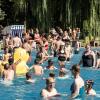 Viele Menschen verbringen den Sonntag 11.08.24 draussen im Freien am Wasser wie hier im Dallenbergbad in Würzburg.