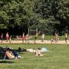 Viele Menschen verbringen den Sonntag 11.08.24 draussen im Freien am Wasser wie hier im Dallenbergbad in Würzburg.