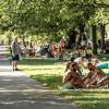 Viele Menschen verbringen den Sonntag 11.08.24 draussen im Freien am Wasser wie hier an den Mainwiesen in Würzburg.