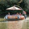 Viele Menschen verbringen den Sonntag 11.08.24 draussen im Freien am Wasser wie hier an den Mainwiesen in Würzburg.