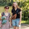 Viele Menschen verbringen den Sonntag 11.08.24 draussen im Freien am Wasser wie hier an den Mainwiesen in Würzburg.
