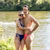 Viele Menschen verbringen den Sonntag 11.08.24 draussen im Freien am Wasser wie hier an den Mainwiesen in Würzburg.