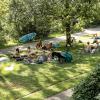 Viele Menschen verbringen den Sonntag 11.08.24 draussen im Freien am Wasser wie hier an den Mainwiesen in Würzburg.
