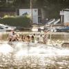 Viele Menschen verbringen den Sonntag 11.08.24 draussen im Freien am Wasser wie hier am Stadtstrand in Würzburg.