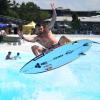 Olympionike Leon Glatzer im neuen Surfpark