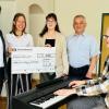 Bei der Spendenübergabe (von links): Thomas Endres (Vorstand VR-MainBank eG), Maja Oppermann, Jutta Ackermann (Vorstand VR-MainBank eG), Pfarrer Stefan Mai und Elias Oppermann.