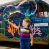 Der Spielbus der kommunalen Jugendarbeit: Diese Busse machen während der Sommerferien an Schweinfurter Spielplätzen Halt und bieten Spiel- und Bastelaktionen ohne vorherige Anmeldung an.