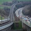 Ein ICE der Deutschen Bahn fährt auf der Hochgeschwindigkeitsstrecke zwischen Frankfurt und Köln neben der Autobahn. (Foto Archiv).