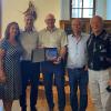 Das Foto zeigt die Verabschiedung und Geschenkübergabe, von links Stellvertreterin Bürgermeister Frau Vavrikova, Bürgermeister Simko, Bürgermeister Stadelmann, Altbürgermeiter Winkler und Herr Slovacek.