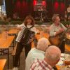 Petra und Volker Liebler mischten mit Akkordeon und Gitarre das Publikum auf. Von der Bühne aus unterstützten die Söhne Felix (am Schlagzeug) und David. 