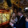 Sachsens Ministerpräsident Michael Kretschmer und die Generaldirektorin der Staatlichen Kunstsammlungen Dresden, Marion Ackermann, vor der mit den zurückgekehrten Beutestücken des Einbruchs von 2019 wieder bestückten Virtrine im Histortischen Grünen Gewölbe Dresden