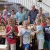 Ferienkinder aus Kürnach haben beim Workshop der N-ERGIE Insektenhotels gebaut.