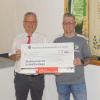 Stefan Söder, Leiter des Beratungscenters in Bischofsheim, freut sich mit Sebastian Rehm vom Schützenverein über die Spende.