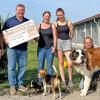 Scheckübergabe: (von links) Florian Dittert (Leiter Marketing & PR Maincor), Dieter Pfister (Geschäftsführer Maincor), Yvonne Jung (zweite Vorsitzende der Tierschutzinitiative Haßberge), Auszubildende Kaja Kölbl (Tierschutzinitiative) und Ralf Merkel (Kassier der Tierschutzinitiative).
