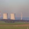 Blick auf die Kühltürme des Kernkraftwerks bei Grafenrheinfeld von Zeilitzheim aus. Am Freitag, 16. August 2024, sollen die markanten Türme gesprengt werden.