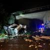 Ein Lkw ist von einer Autobahnbrücke auf eine darunterliegende Straße gestürzt.