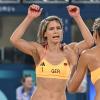 Die Beachvolleyballerinnen Laura Ludwig und Louisa Lippmann haben bei der EM ihren ersten Sieg errungen.