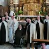 Schwestern des Karmelitinnenklosters mit Prälat Bernold Rauch, Bischof Friedhelm Hofmann und Domkapitular Thomas Keßler.