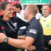 Herzliche Begrüßung vor dem Spiel: Sabrina Wittmann und Markus Anfang.