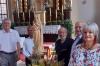 Madonna mit dem Jesuskind aus der Riemenschneiderwerkstatt (von links): Heinz Dorsch, Pater Wilson, Wolfgang Wieland, Heinz Haag und  Bürgermeisterin Ruth Albrecht