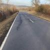Blick auf die Kreisstraße K 2858 vor der Sanierung: Zwischen Weikersheim und Bronn wird aktuell der Fahrbahnbelag ausgetauscht und dann eine neue Markierung aufgebracht.