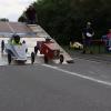 Wagemutig stürzten sich die Rennfahrer beim Seifenkistenrennen von der steilen Startrampe auf die Rennstrecke. 