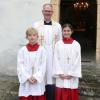 Pfarrer Steffen Behr war Gastprediger bei „Zeit für Maria“ auf dem Großenberg unter dem Titel „Maria und Rahel“. Mit im Bild der Altardienst Alicia und Maurice Troche.