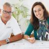 Ralph Hartner von der Stiftung "Unser Kitzingen" und Vanessa Feineis, Leiterin der Touristinfo, bei der Geldübergabe.