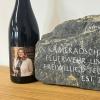 Gastgeschenke aus dem Ahrtal: Der Königinrotwein und ein Bruchstein der rund 300 Jahre alten Nepumukbrücke samt Widmung.
