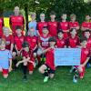 Die U13 der JFG Maindreieck-Süd bedankte sich bei Marion Frischholz (hinten, Zweite von rechts) vom Sparkassen-Center in Ochsenfurt