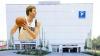 Ein aufmontiertes Foto von Dirk Nowitzki lässt erahnen, wie das Parkhaus am Würzburger Hauptbahnhof mit dem Graffitto des Sportlers aussehen könnte.
