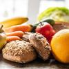 Viel Gemüse, viel Obst, viel Vollkorn: Wer so seine Ernährung gestaltet, nimmt viele Ballaststoffe zu sich.