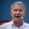 In Jena demonstrieren nach ersten Schätzungen der Polizei rund 2.000 Menschen gegen eine Veranstaltung der AfD mit ihrem Spitzenkandidatin Björn Höcke. (Archivbild)