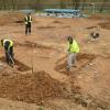 Bei Kist, an der Abzweigung Eisingen, finden derzeit archäologische Grabungen statt. Im Bild:  Der mittlere Teil der Grabung mit vier Archäologen bei der Arbeit.