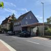 Auf der frisch sanierten Würzburger Straße in Marktheidenfeld sollen nachträglich Nägel als Markierung angebracht werden, damit Autofahrer nicht zu weit auf dem Gehweg parken.