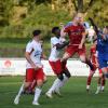 Fast das 2:0, doch der Kopfball von Gerolzhofens Christoph Herbig (Mitte) klatscht nur an die Latte. FTS-Keeper Kevin Schäfer kommt zu spät.