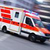 In einem Krankenhaus starb ein 52 Jahre alter Bauarbeiter, der bei einem Sturz aus einem Haus schwerste Verletzungen erlitten hatte. (Symbolbild)