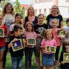Strickliesln mit den Kindern und ihren Bastelarbeiten.