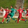 Traf zweimal für den TSV Großbardorf: Jannik Göller (Nr. 17), der hier vor Fuchsstadts Nico Neder (links) zum Abschluss kommt