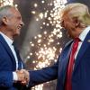 Ein sichtlich erfreuter Trump begrüßt Kennedy auf der Bühne in Arizona - dort und in anderen Swing States könnte die Unterstützung des Parteilosen dem Republikaner zu Stimmen verhelfen.