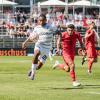 Fabrice Montcheu (20) von den Würzburger Kickers im Zweikampf mit Davide Dell’Erba (3) vom FC Bayern München II. Die Würzburger Kickers verlieren am Samstag 24.08.24 das Heimspiel gegen Bayern München II mit 1:4 in der AKON Arena in Würzburg.